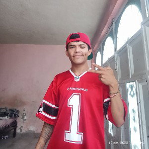 vengo con mis rimas me subestimas, me dices que no puedo, llegar a la cima.
mira que aquí me tienes dándote la cara.
con