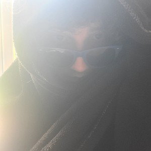 dans les ombres il traine