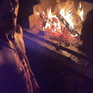 le Doc  arrive avec le lance flamme 
