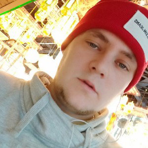 Козырек назад, руку в потолок
