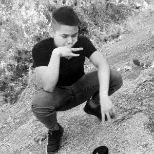 ando caminando y con un cigarrillo